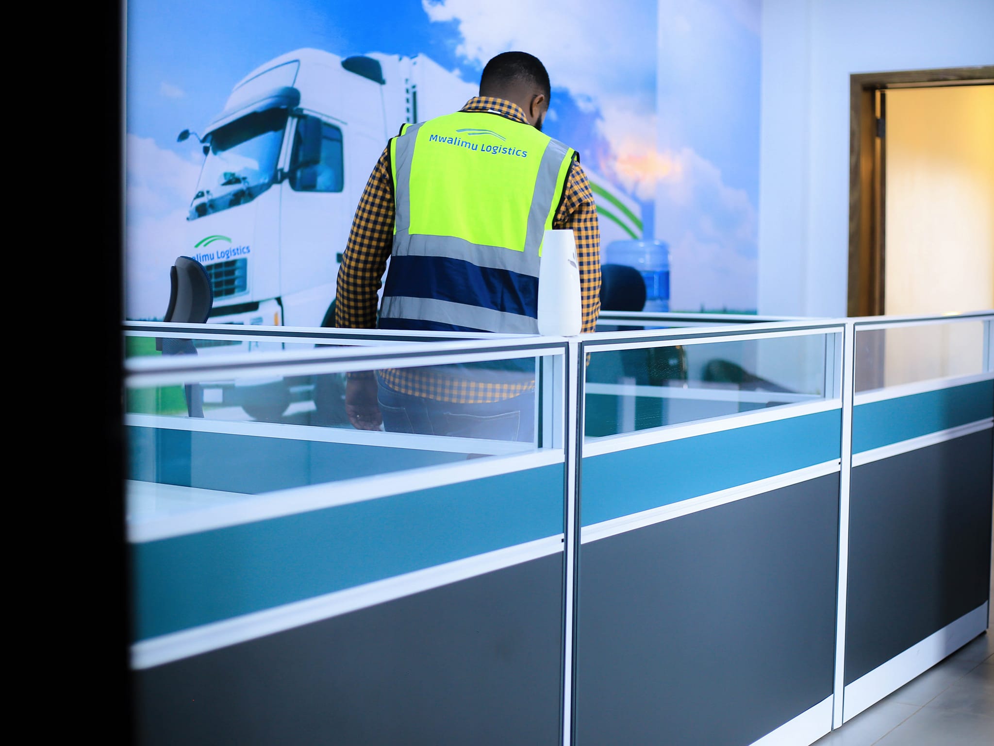 Mwalimu Logistics Camions et Transports